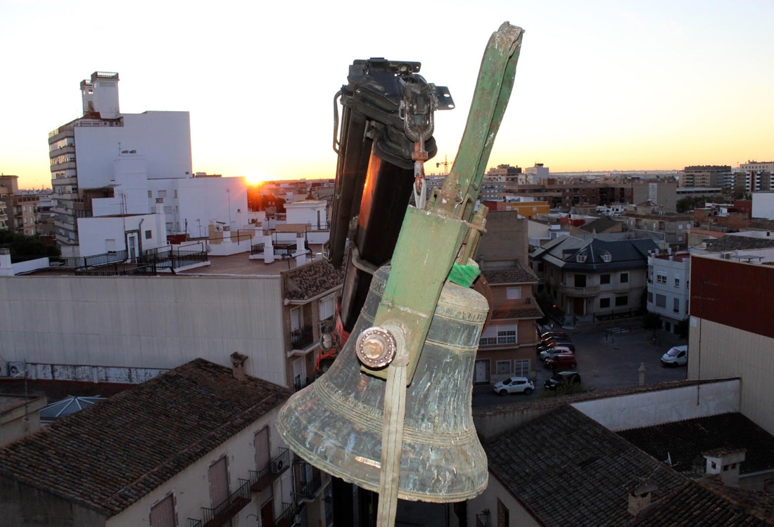 Campana parroquia Ntra Sra Ángeles Albal bajada para restauración-01