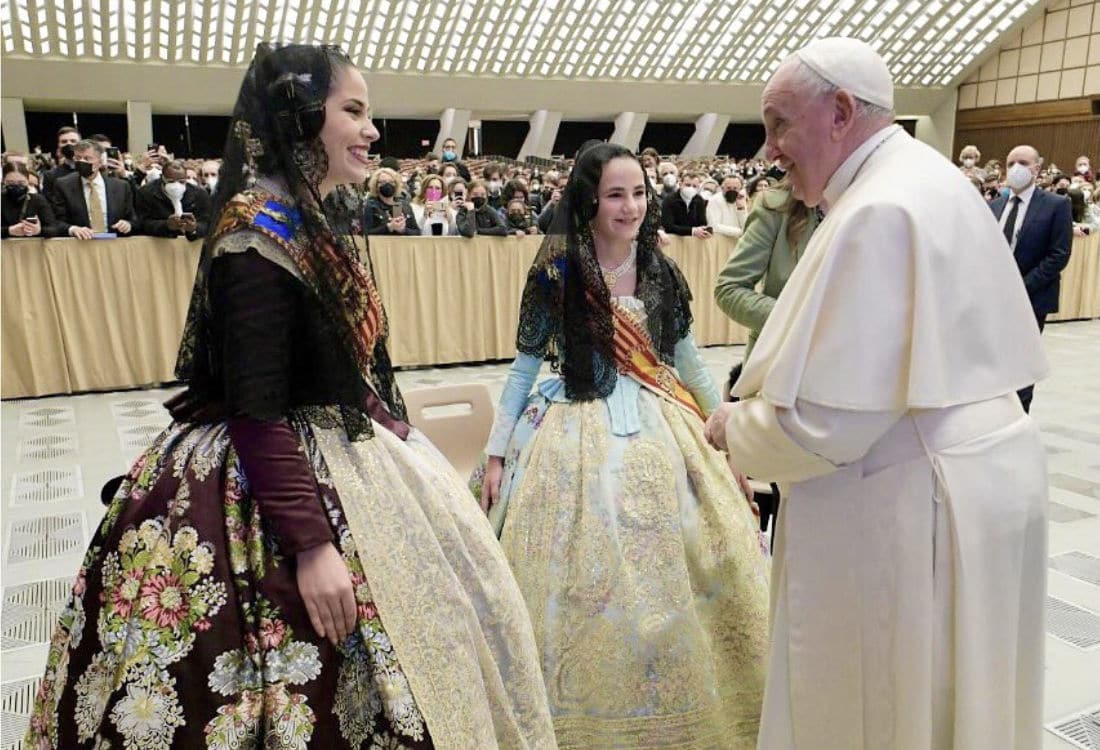 Papa Francisco con Falleras Mayores Valencia 2022
