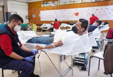 Donación de sangre en el colegio Nuestra Señora de Fátima de Valencia. Firma: Alberto Sáiz-02