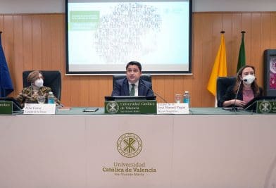 UCV-Cátedra-Mujer-Mesa-presentación