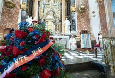 La Basílica acoge la ofrenda floral del Levante UD ante la Mare de Déu