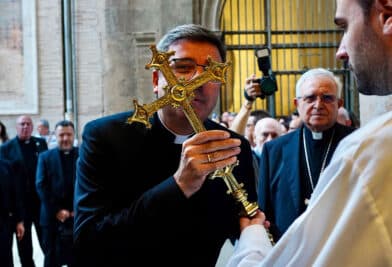 Juan Melchor Seguí inicia su ministerio como nuevo rector de la Basílcia de la Virgen de los Desamparados