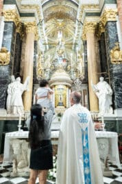 Madres en riesgo de exclusión social presentan sus bebés a la Virgen de los Desamparados en la Basílica