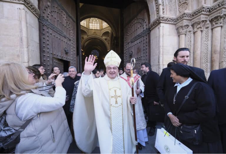 Final de la toma de posesión en la Catedral (Firma: V. Gutiérrez)