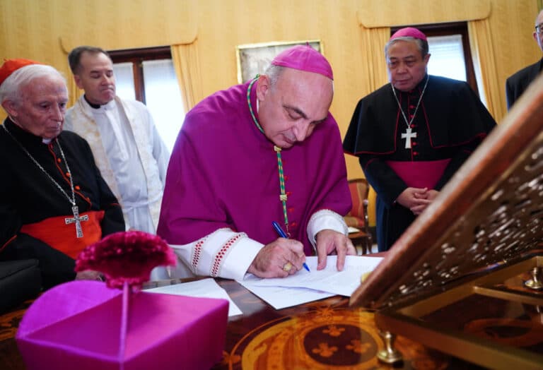 Profesión de fe y juramento de fidelidad de mons. Benavent en el Palacio Arzobispal, con la presencia del Nuncio de Su Santidad, el Administrador Apostólico y varios Cardenales, junto con el Canciller Secretario (Firma: A. Sáiz)