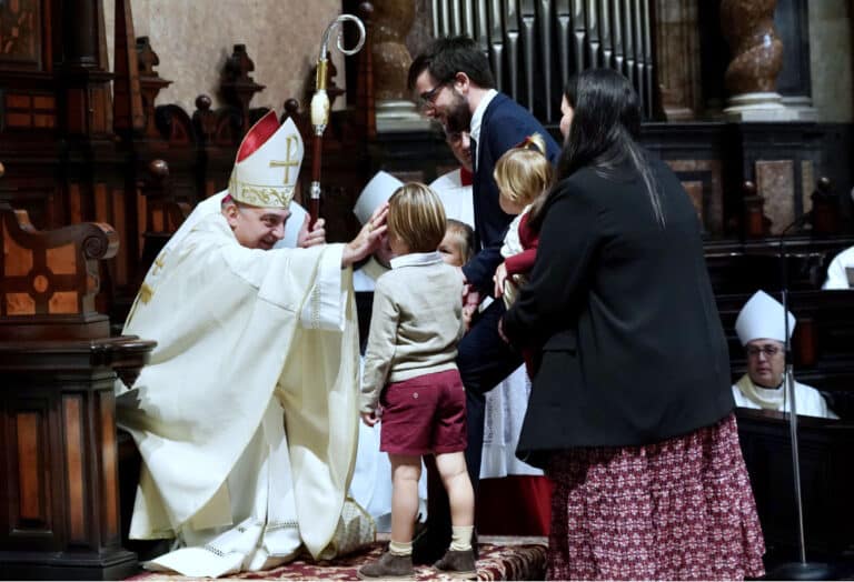 Distintos momentos de la celebración, arriba saludando a unos niños, en representación de las familias de la Diócesis (A. Sáiz)