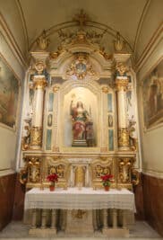 Altar de Santa Bárbara, en una de las capillas laterales de la iglesia parroquial de Benifaió (Fotografía: Vicente Soler)