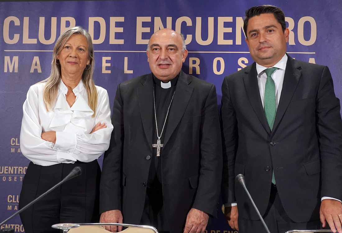 El Arzobispo con la presidenta del Club de Encuentro, Amparo Matíes, y el rector de la UCV, José Manuel Pagán