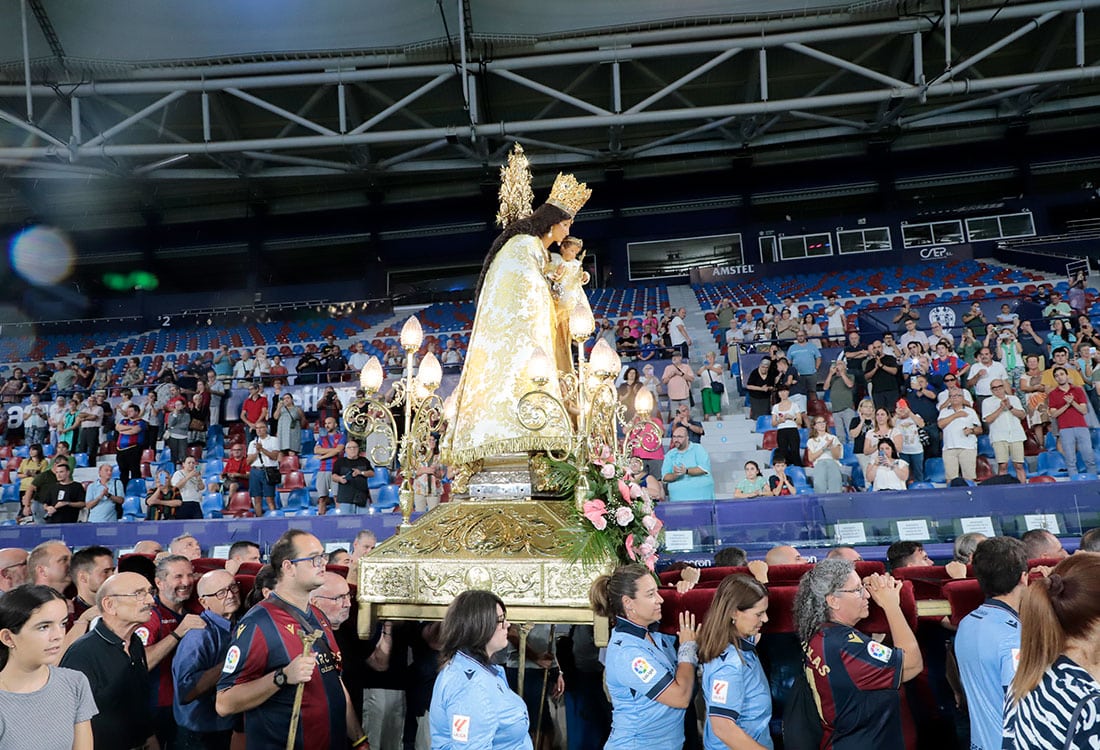 La afición “granota” arropa a la ‘Peregrina’ en su visita al estadio del Levante U.D.