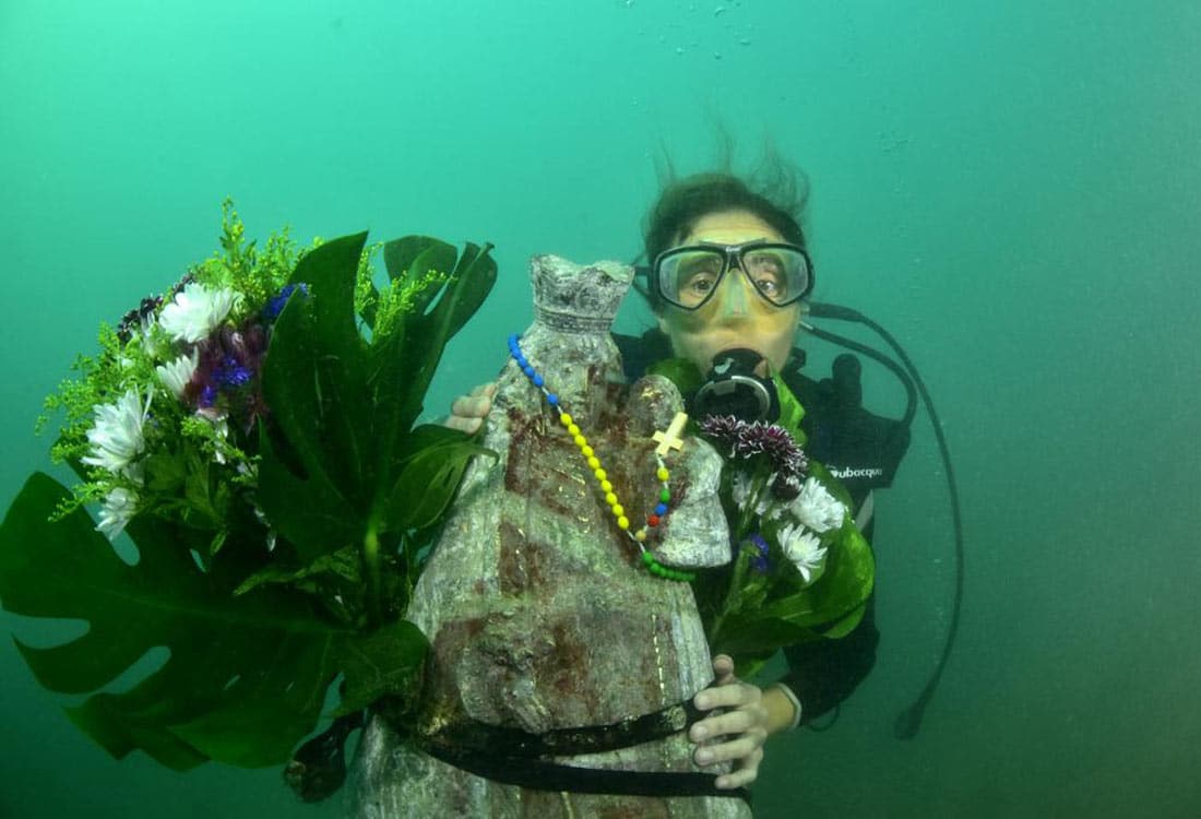 Ofrenda de flores a la Virgen sumergida